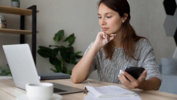 Marketer reading about iOS 17 privacy updates.